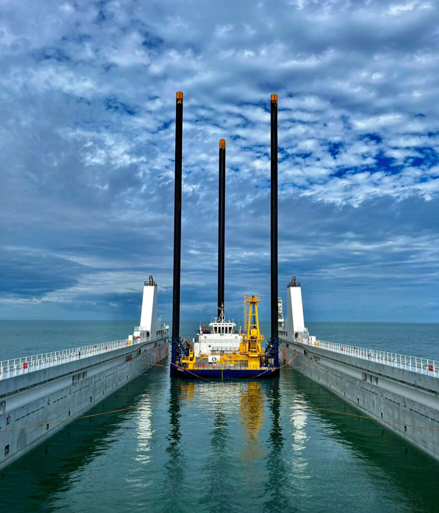 transport off shore jack up barge